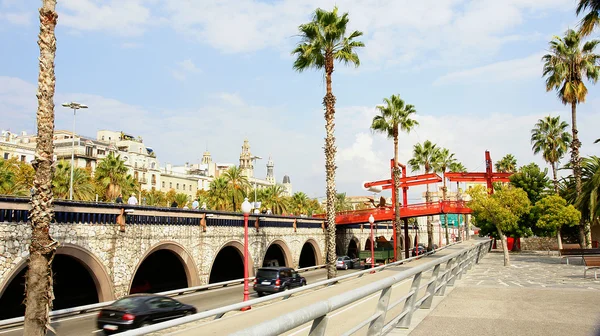 Parque con puente levadizo rojo — Foto de Stock