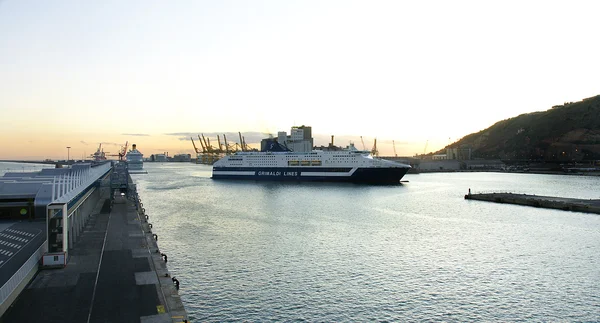 Crucero saliendo del puerto . — Foto de Stock