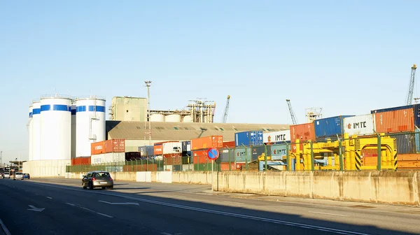 Kontejnery v přístavu. — Stock fotografie