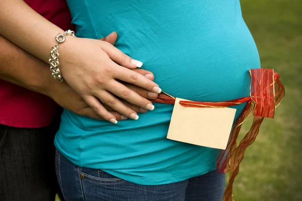 Kobieta w ciąży jest w posiadaniu męża. tag z miejsca na tekst. — Zdjęcie stockowe