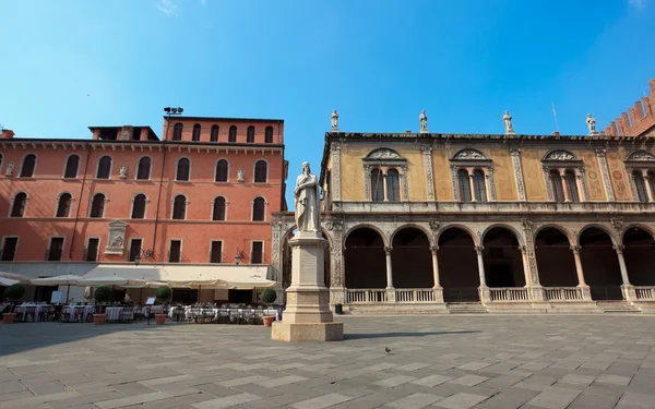 Standbeeld van Dante in Verona — Stockfoto