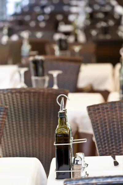 Butelka oliwy z oliwek w restauracji — Zdjęcie stockowe