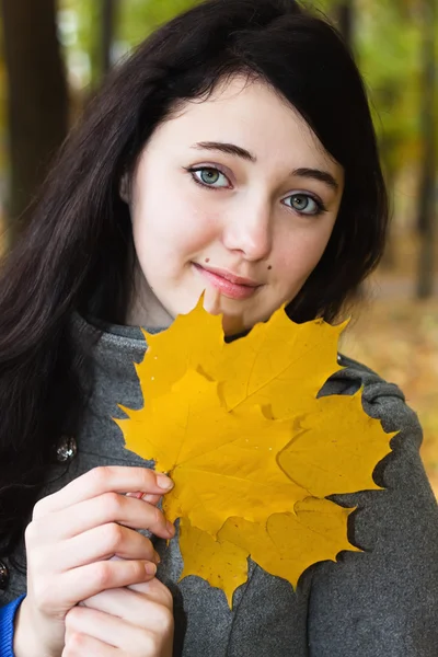 Retrato de mulher com folha de outono — Fotografia de Stock