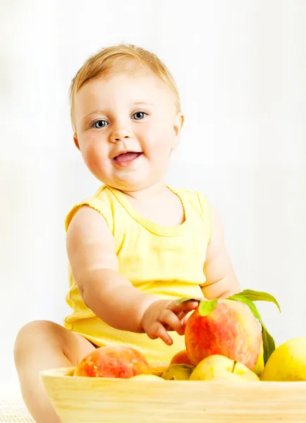 Pequeno bebê escolhendo frutas — Fotografia de Stock