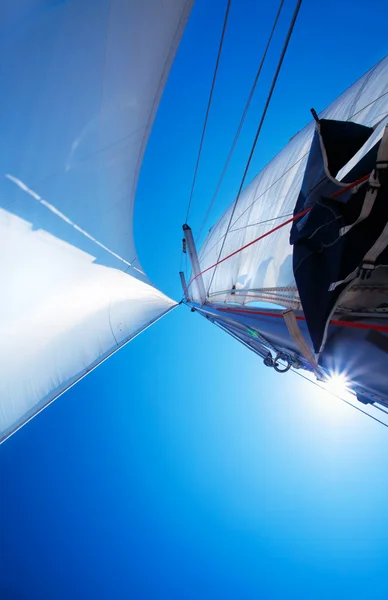 Navegar sobre o céu azul — Fotografia de Stock