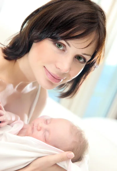 Madre feliz con un bebé —  Fotos de Stock