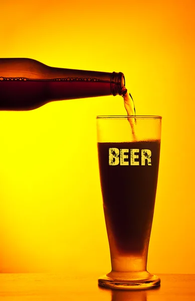 Ober gieten donker bier — Stockfoto