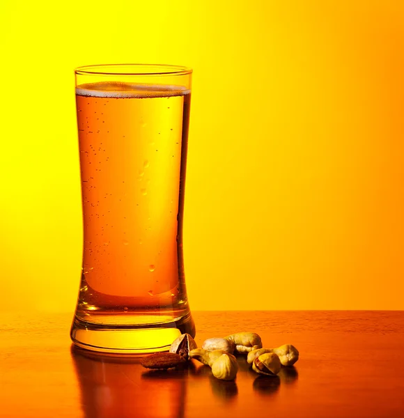 Cerveja e nozes — Fotografia de Stock