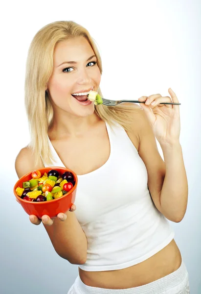 Красивая девушка ест фрукты — стоковое фото