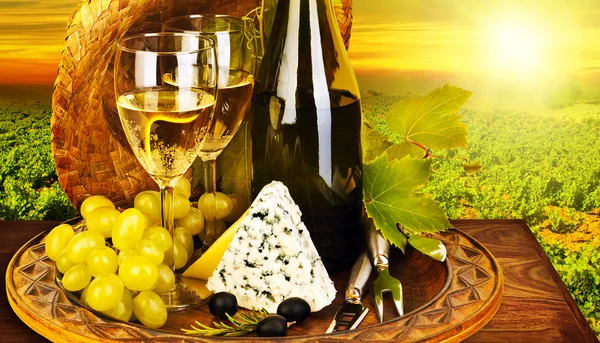 Víno a sýr romantickou večeři venkovní — Stock fotografie