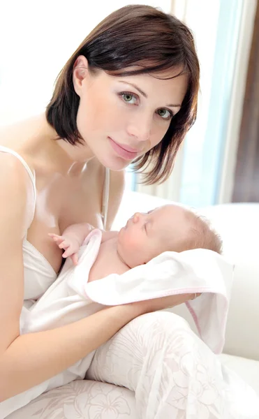 Glückliche Mutter mit Baby — Stockfoto