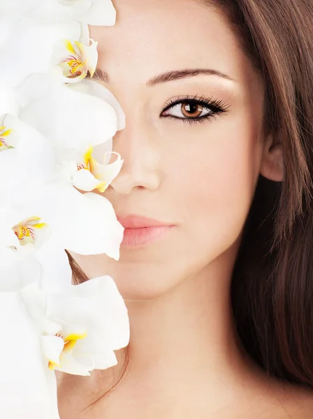 Close-up em belo rosto com flores — Fotografia de Stock