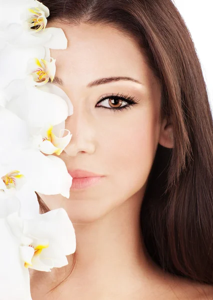 Крупный план на красивом лице с цветами — стоковое фото