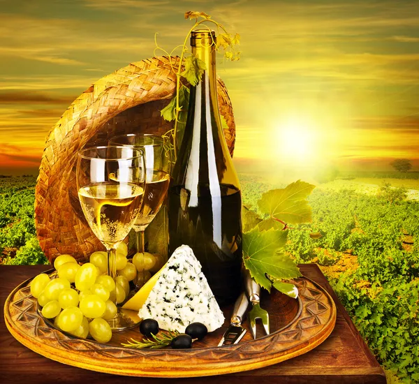 Vinho e queijo jantar romântico ao ar livre — Fotografia de Stock