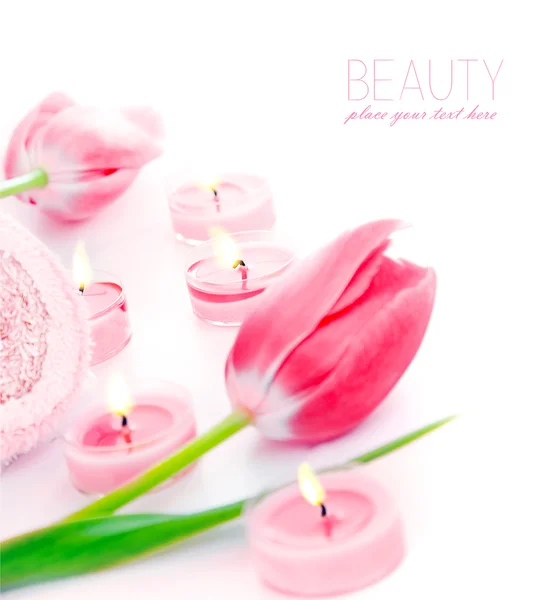 Spa ljus med rosa tulpan blommor — Stockfoto