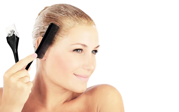 Belle blonde femme teignant les cheveux — Photo