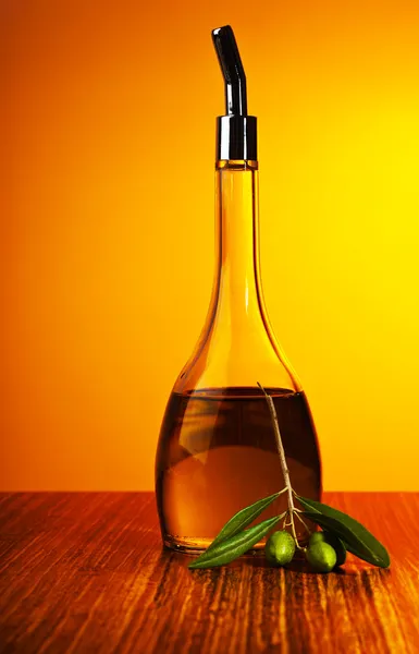 Hausgemachtes gesundes Olivenöl mit grünen Oliven — Stockfoto