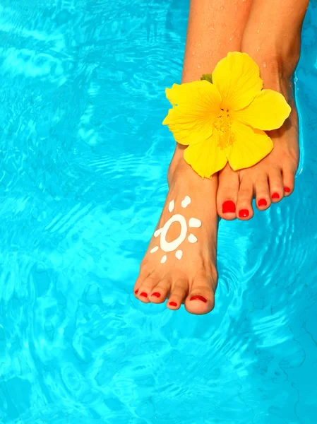 Mooie vrouwelijke benen in het zwembad — Stockfoto