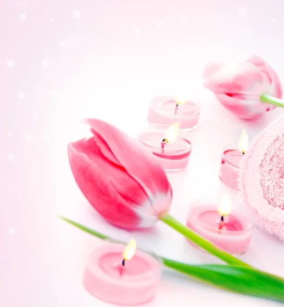 Vela de spa com flores de tulipa rosa — Fotografia de Stock