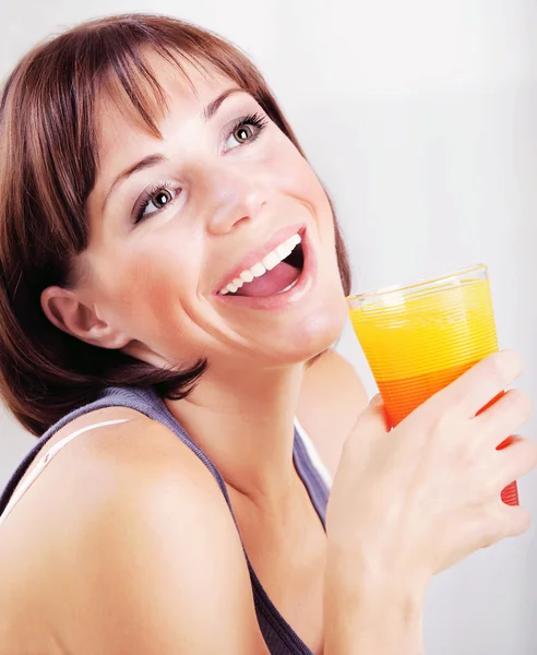 Gelukkig gezond vrouwelijke drinken sap — Stockfoto