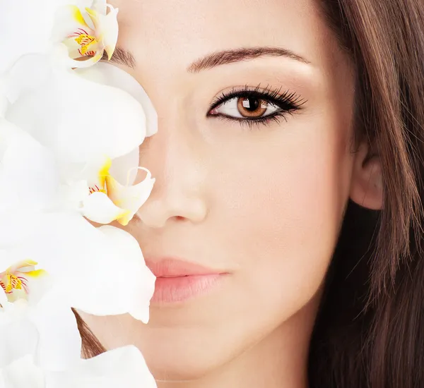 Крупним планом на красивому обличчі з квітами — стокове фото
