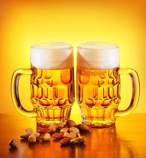 Cerveja e nozes — Fotografia de Stock