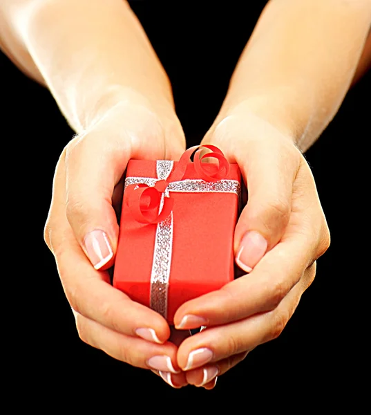 Piros ajándék doboz-val kezek — Stock Fotó