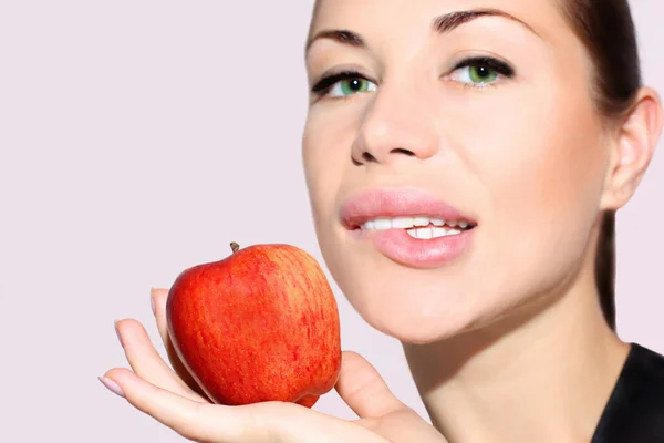 Красивая женщина с яблоком — стоковое фото