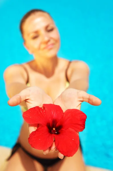 아름 다운 여성 지주 붉은 꽃 — 스톡 사진