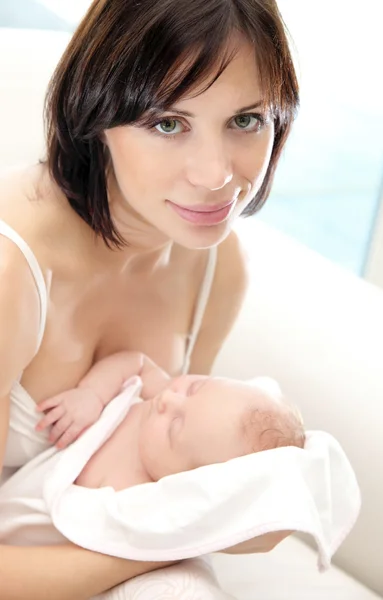 Gelukkig moeder met een baby — Stockfoto