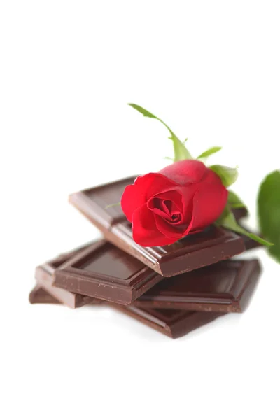 Rote Rose mit Schokolade — Stockfoto