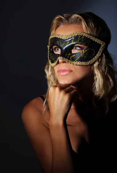 Όμορφη γυναίκα φοράει μάσκα — Φωτογραφία Αρχείου