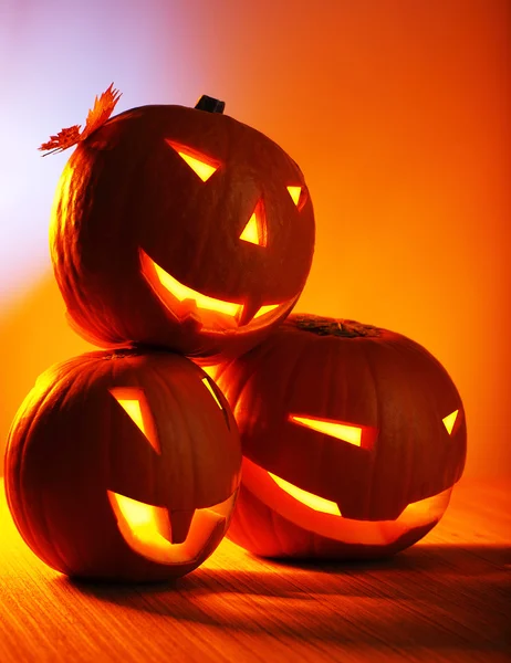 Светящиеся тыквы на Хэллоуин — стоковое фото
