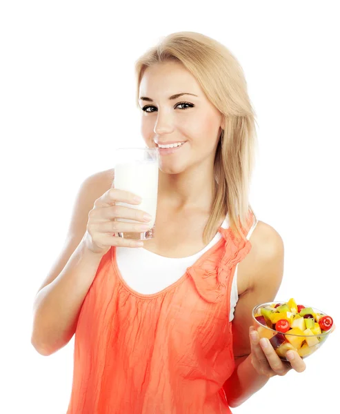 Menina bonita comer frutas e beber leite — Fotografia de Stock