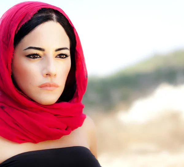 Hermosa mujer árabe — Foto de Stock