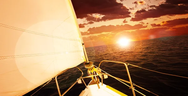 Romantyczny zachód słońca i płyniemy łodzią — Zdjęcie stockowe