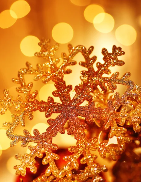 Gyllene snöflinga julgransdekorationer — Stockfoto