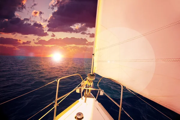 Романтичний захід сонця і вітрильний човен — стокове фото