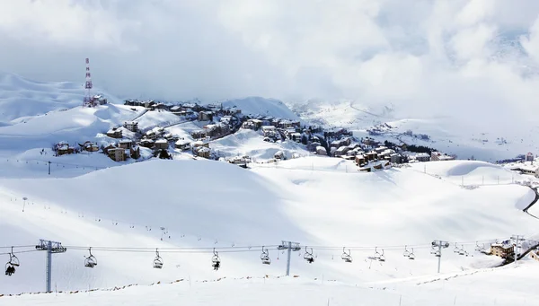 ฤดูหนาวภูเขาสกีรีสอร์ท — ภาพถ่ายสต็อก