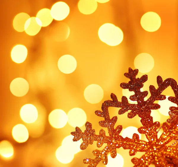 Floco de neve dourado decoração árvore de Natal — Fotografia de Stock