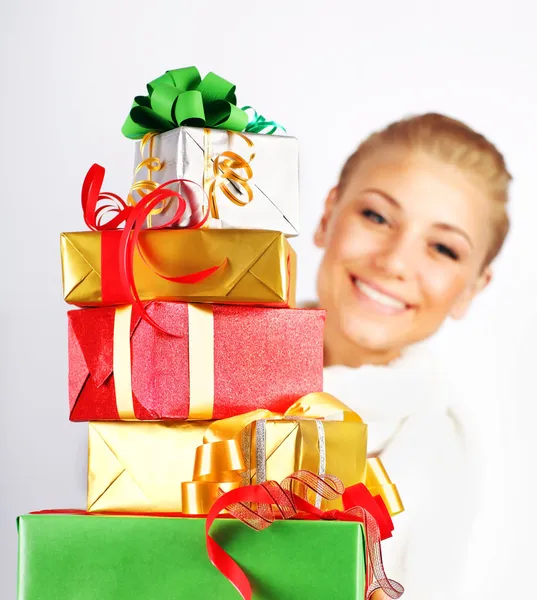 Chica feliz con muchos regalos — Foto de Stock