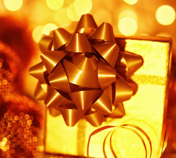 Krabice zlaté vánoční dárek — Stock fotografie