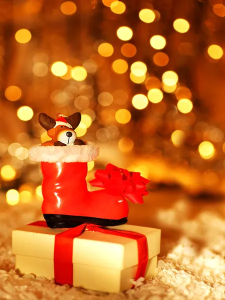 Праздничный фон с украшением ботинок Деда Мороза — стоковое фото
