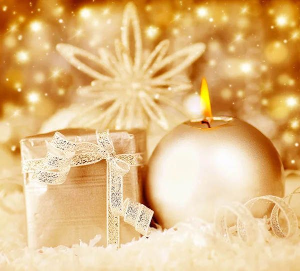Золотые рождественские украшения, праздничный фон — стоковое фото