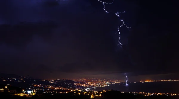 Bliksem, donder storm op nachtelijke hemel — Stockfoto