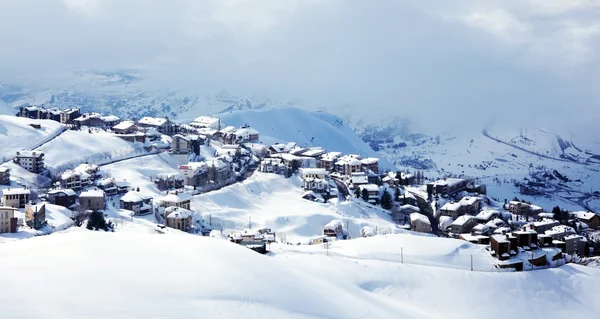 Zimní horské vesnici krajina — Stock fotografie