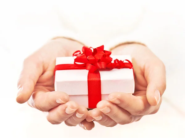 Handen met prachtige geschenk doos — Stockfoto