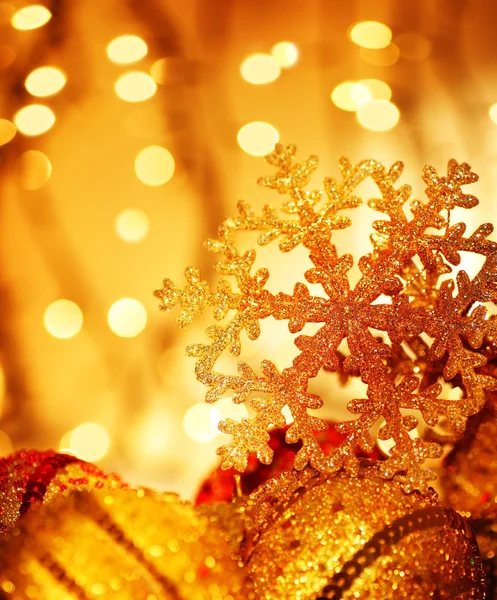 Zlaté vánoční ozdoby — Stock fotografie