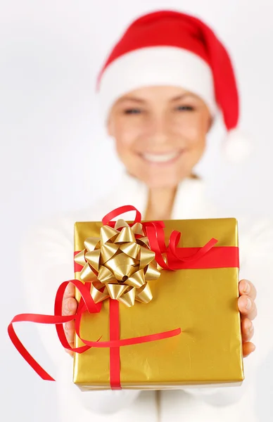 Bir hediye ile mutlu Noel Baba kız — Stok fotoğraf