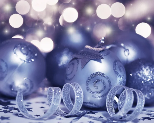 クリスマス ツリーの安物の宝石飾りと星の装飾 — ストック写真